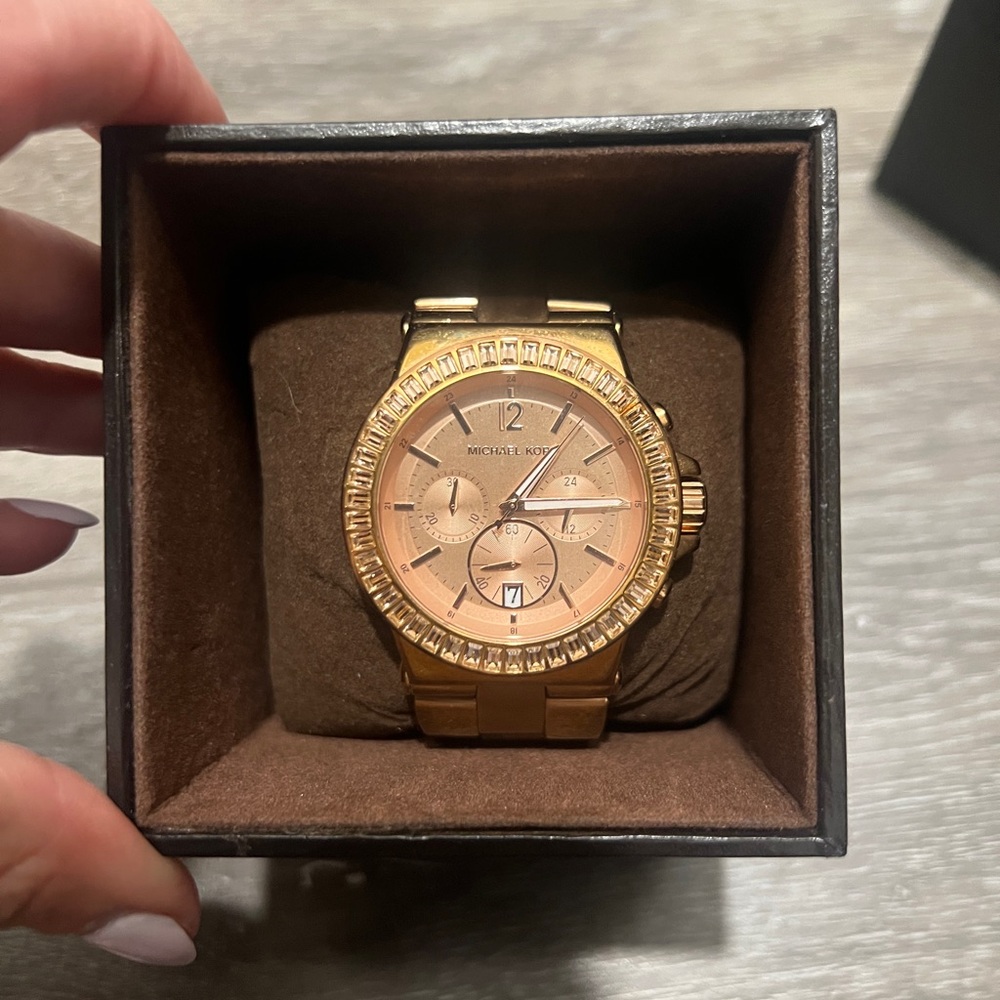 Michael Kors Rose Gold Women's Watch - Picture 2 of 6